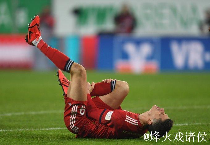拜仁官方：莱万左膝胫骨骨裂，预计缺阵四周比赛